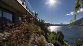 Отель Kohanga Luxury Lakeside Villa by Amazing Accom  Квинстаун